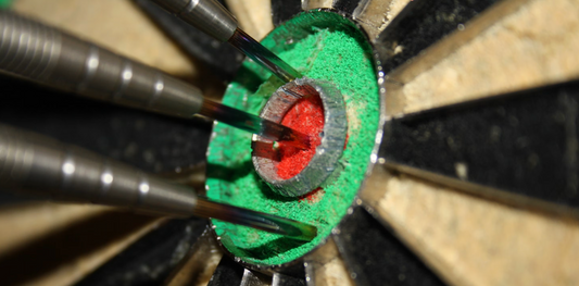 Comment fixer sa cible de fléchettes au mur : guide installation complet